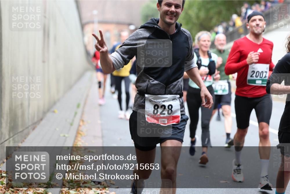 05.10.2025 - 20. swb-Marathon Bremen Michael Strokosch http://msf.ph/oto/9215653 05.10.2025 12:47:22 Laufen 828, 2007 meine-sportfotos.de