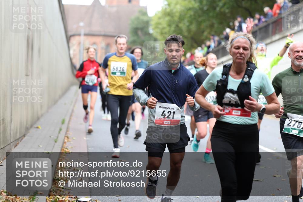 05.10.2025 - 20. swb-Marathon Bremen Michael Strokosch http://msf.ph/oto/9215655 05.10.2025 12:47:23 Laufen 5836, 421, 6704, 278 meine-sportfotos.de