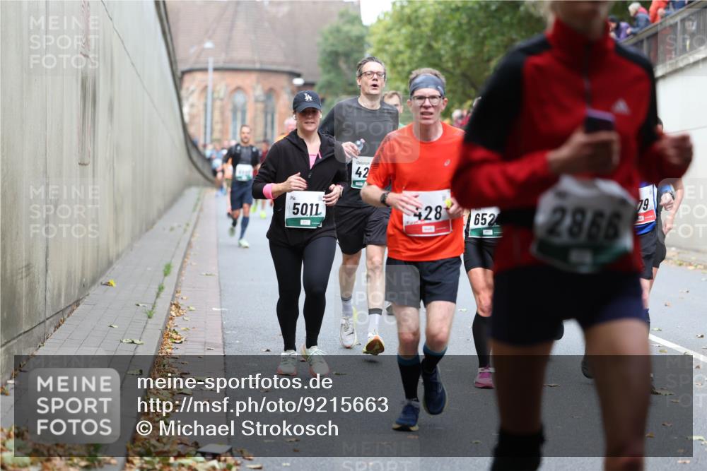 05.10.2025 - 20. swb-Marathon Bremen Michael Strokosch http://msf.ph/oto/9215663 05.10.2025 12:47:27 Laufen 5011, 42, 428, 79, 652, 2866 meine-sportfotos.de