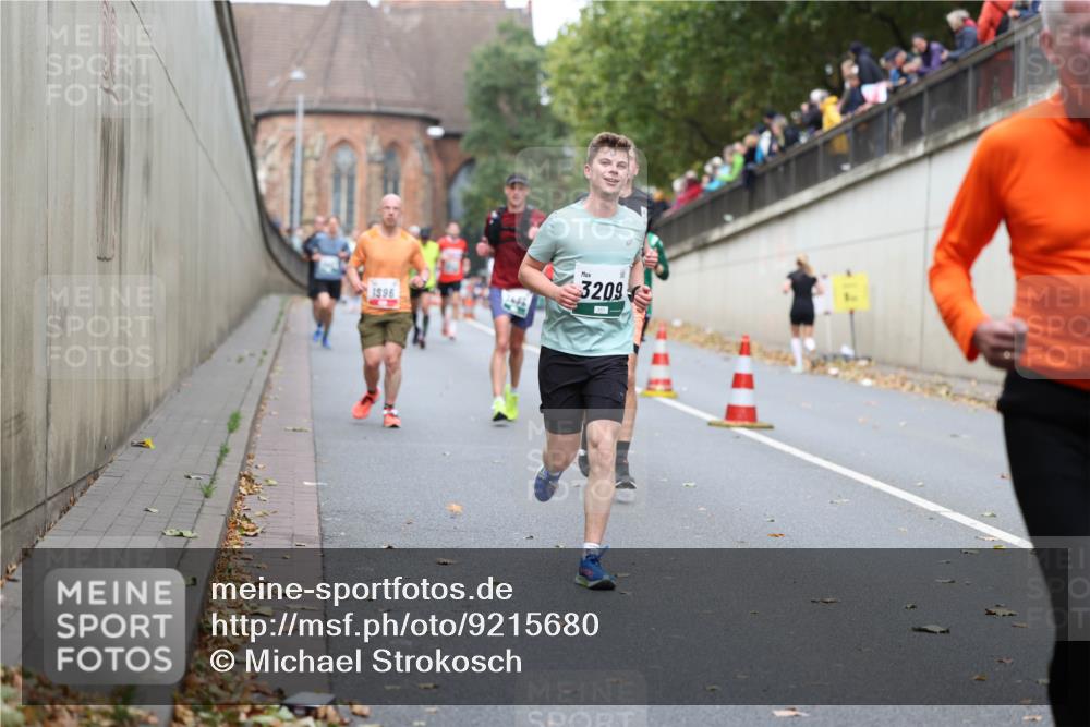 05.10.2025 - 20. swb-Marathon Bremen Michael Strokosch http://msf.ph/oto/9215680 05.10.2025 12:47:33 Laufen 1996, 3209 meine-sportfotos.de