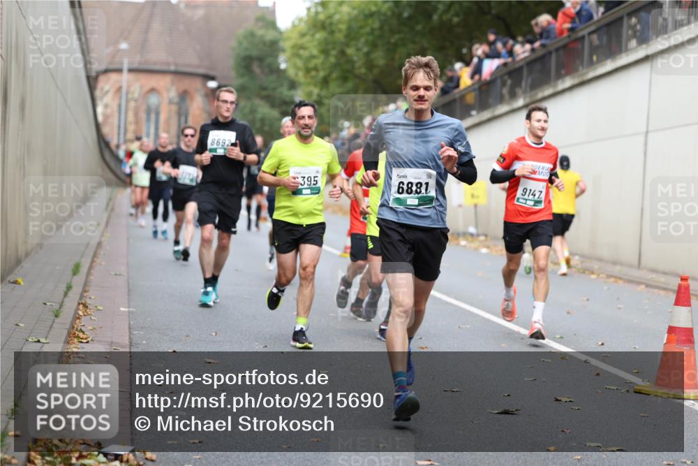 05.10.2025 - 20. swb-Marathon Bremen Michael Strokosch http://msf.ph/oto/9215690 05.10.2025 12:47:42 Laufen 8692, 395, 6881, 9147 meine-sportfotos.de