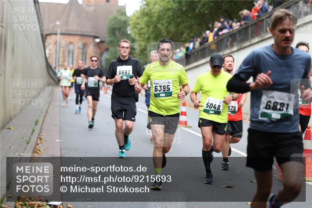 05.10.2025 - 20. swb-Marathon Bremen Michael Strokosch http://msf.ph/oto/9215693 05.10.2025 12:47:43 Laufen 8692, 6395, 6881, 5048, 679 meine-sportfotos.de