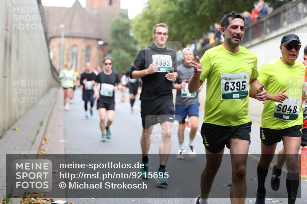 05.10.2025 - 20. swb-Marathon Bremen Michael Strokosch http://msf.ph/oto/9215695 05.10.2025 12:47:43 Laufen 8692, 6395, 5048 meine-sportfotos.de