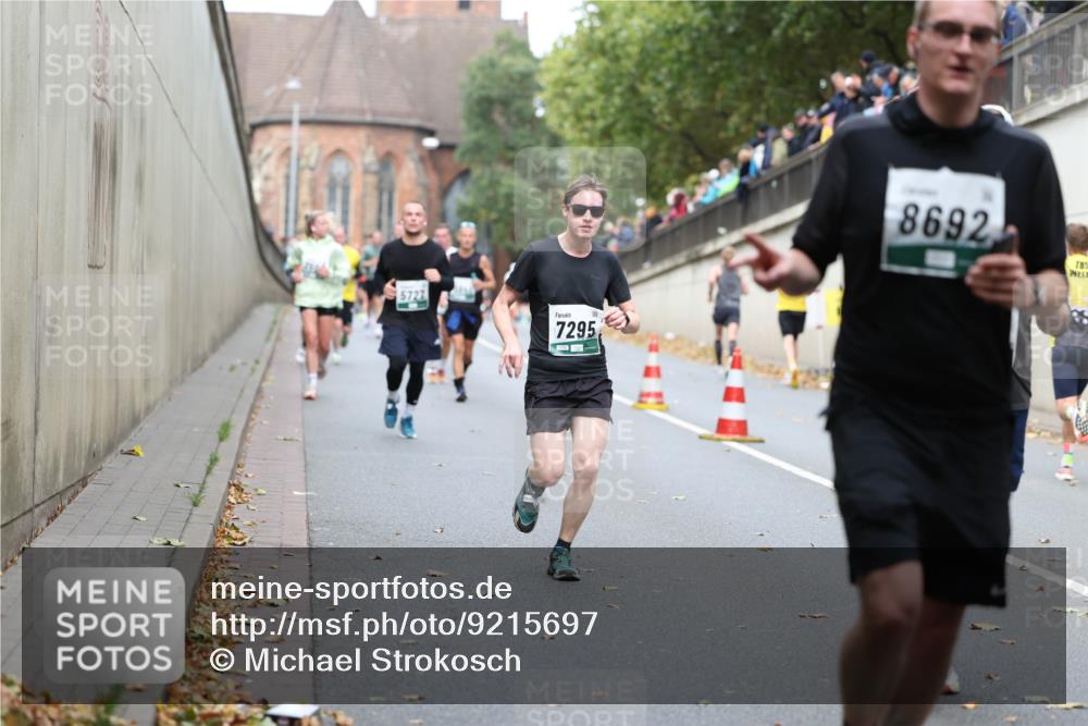 05.10.2025 - 20. swb-Marathon Bremen Michael Strokosch http://msf.ph/oto/9215697 05.10.2025 12:47:44 Laufen 5727, 7295, 8692 meine-sportfotos.de