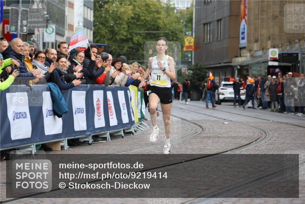 05.10.2025 - 20. swb-Marathon Bremen Strokosch-Dieckow http://msf.ph/oto/9219414 05.10.2025 10:30:12 Ziel 11 meine-sportfotos.de