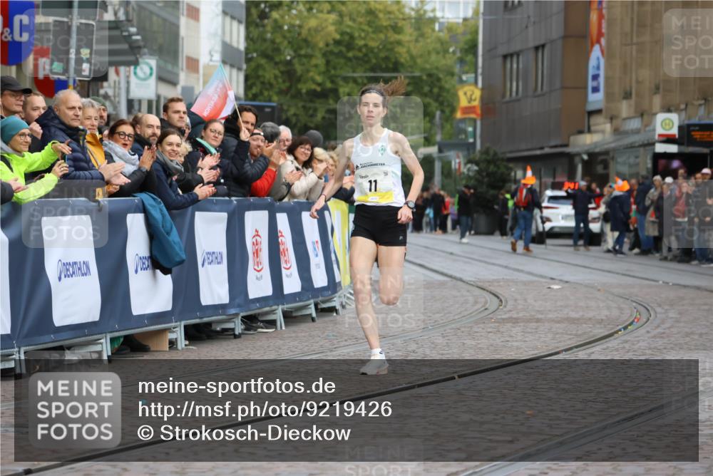 05.10.2025 - 20. swb-Marathon Bremen Strokosch-Dieckow http://msf.ph/oto/9219426 05.10.2025 10:30:13 Ziel 11 meine-sportfotos.de