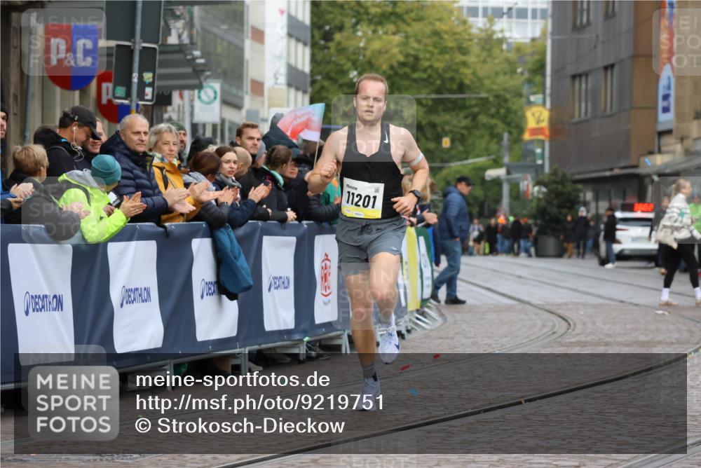05.10.2025 - 20. swb-Marathon Bremen Strokosch-Dieckow http://msf.ph/oto/9219751 05.10.2025 10:31:58 Ziel 11201 meine-sportfotos.de