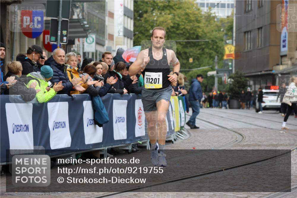 05.10.2025 - 20. swb-Marathon Bremen Strokosch-Dieckow http://msf.ph/oto/9219755 05.10.2025 10:31:58 Ziel 11201 meine-sportfotos.de