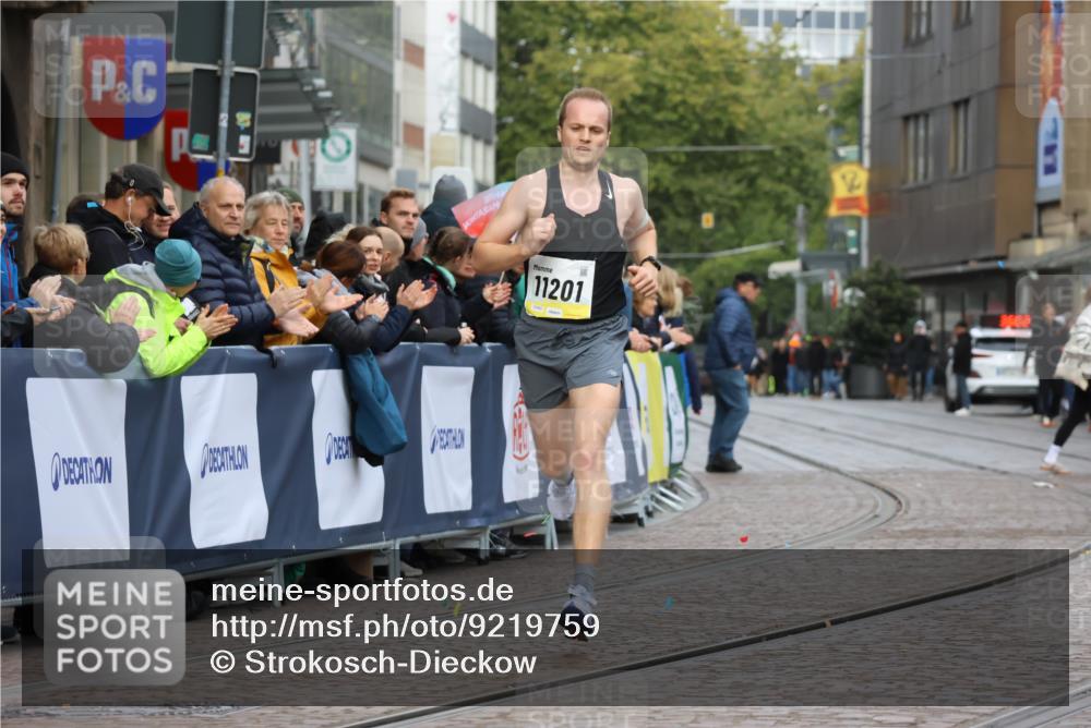 05.10.2025 - 20. swb-Marathon Bremen Strokosch-Dieckow http://msf.ph/oto/9219759 05.10.2025 10:31:58 Ziel 11201 meine-sportfotos.de