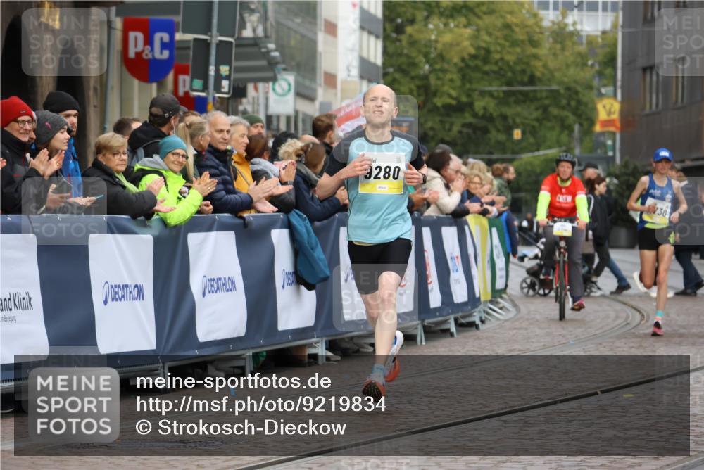 05.10.2025 - 20. swb-Marathon Bremen Strokosch-Dieckow http://msf.ph/oto/9219834 05.10.2025 10:32:33 Ziel 9280, 11730 meine-sportfotos.de