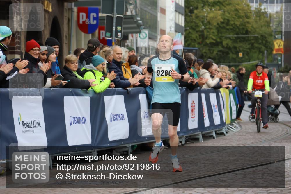 05.10.2025 - 20. swb-Marathon Bremen Strokosch-Dieckow http://msf.ph/oto/9219846 05.10.2025 10:32:34 Ziel 9280, 11730 meine-sportfotos.de