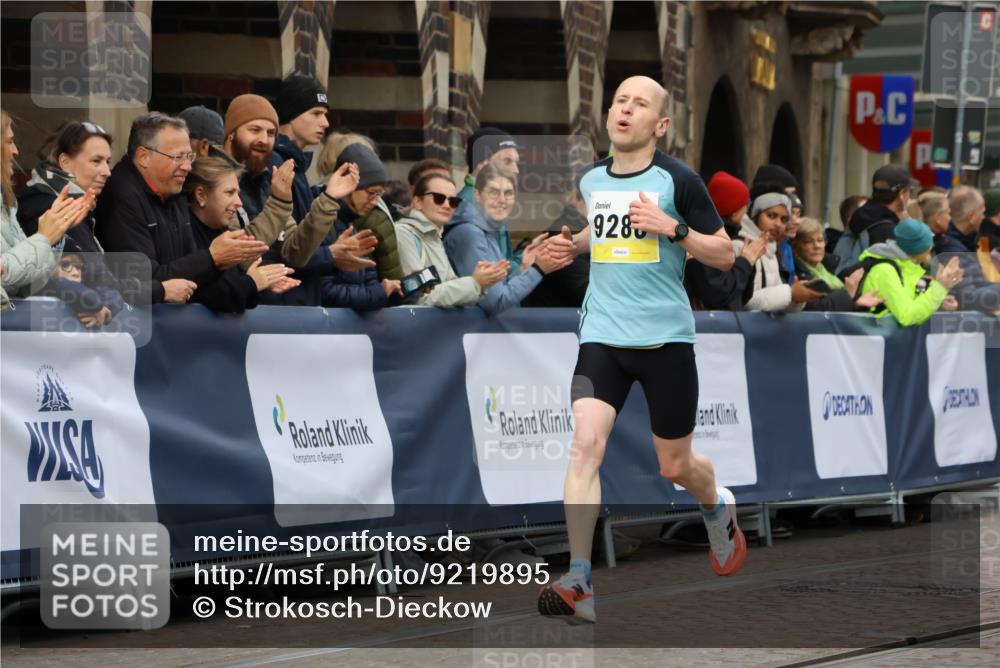 05.10.2025 - 20. swb-Marathon Bremen Strokosch-Dieckow http://msf.ph/oto/9219895 05.10.2025 10:32:35 Ziel 9280, 11730 meine-sportfotos.de