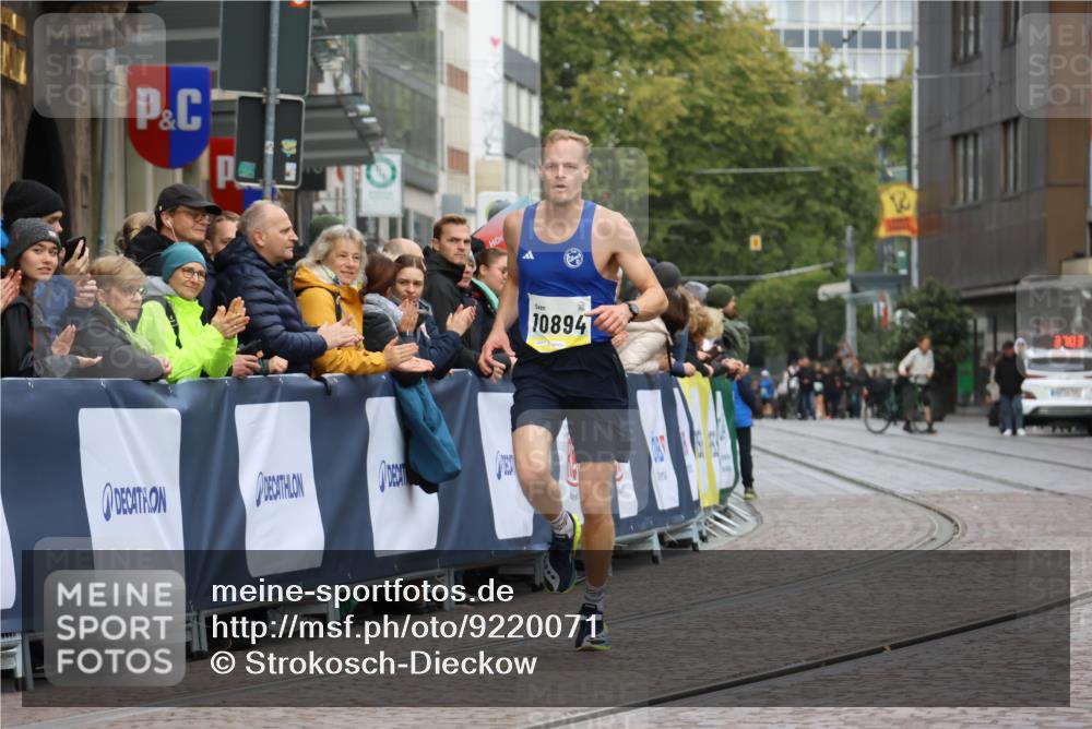 05.10.2025 - 20. swb-Marathon Bremen Strokosch-Dieckow http://msf.ph/oto/9220071 05.10.2025 10:32:59 Ziel 10894 meine-sportfotos.de