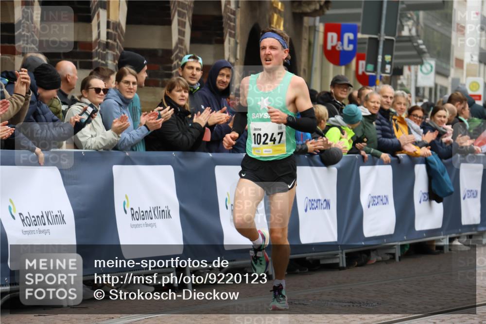 05.10.2025 - 20. swb-Marathon Bremen Strokosch-Dieckow http://msf.ph/oto/9220123 05.10.2025 10:33:34 Ziel 10247 meine-sportfotos.de