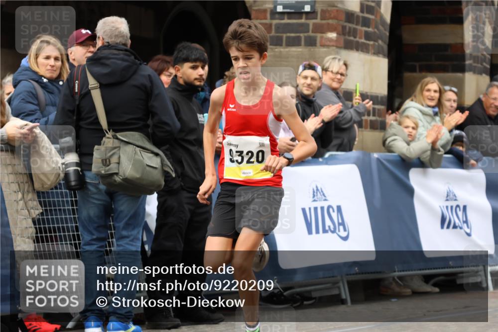 05.10.2025 - 20. swb-Marathon Bremen Strokosch-Dieckow http://msf.ph/oto/9220209 05.10.2025 10:33:51 Ziel 9320 meine-sportfotos.de