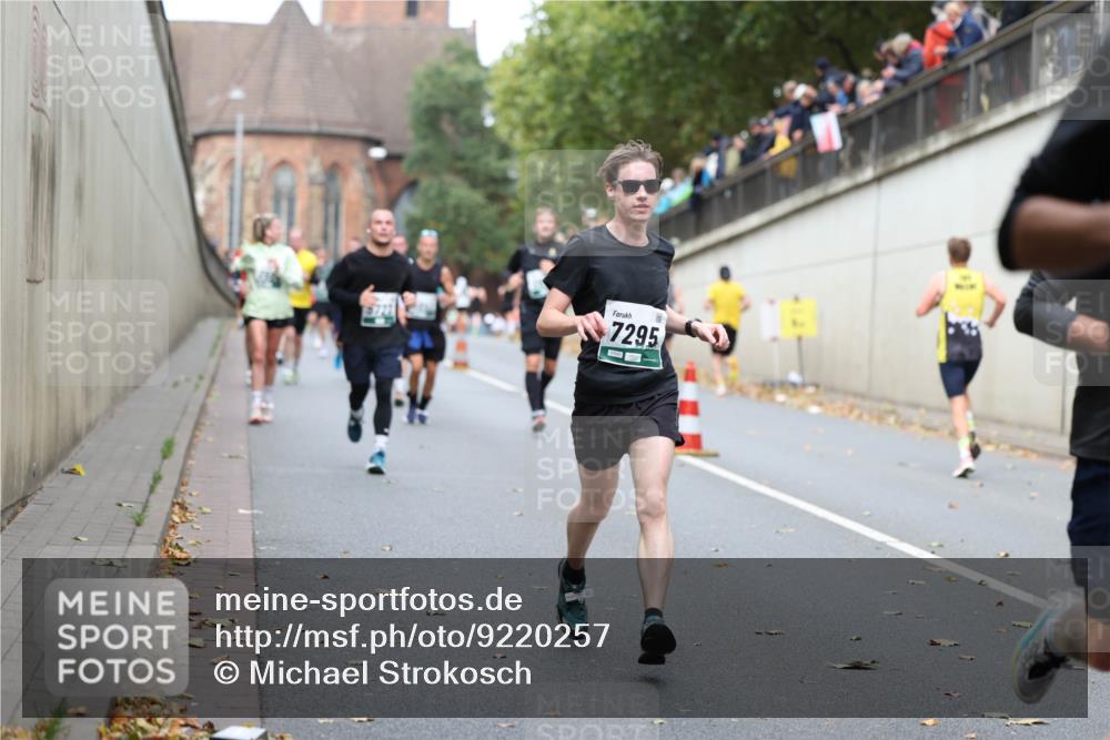 05.10.2025 - 20. swb-Marathon Bremen Michael Strokosch http://msf.ph/oto/9220257 05.10.2025 12:47:45 Laufen 7295 meine-sportfotos.de