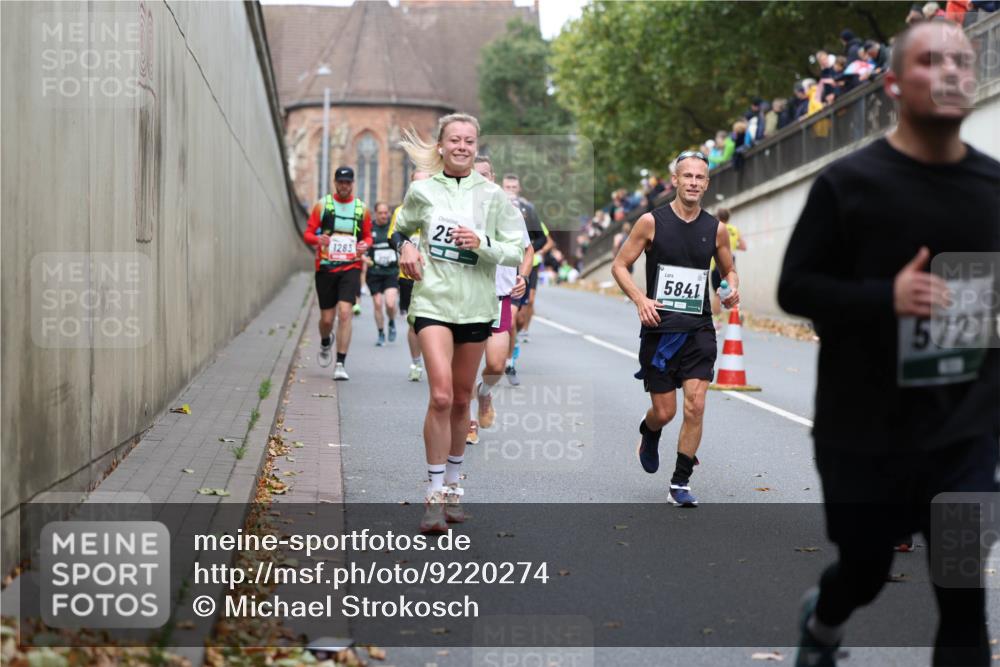 05.10.2025 - 20. swb-Marathon Bremen Michael Strokosch http://msf.ph/oto/9220274 05.10.2025 12:47:49 Laufen 1283, 25, 5841, 5727 meine-sportfotos.de