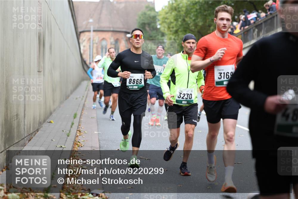05.10.2025 - 20. swb-Marathon Bremen Michael Strokosch http://msf.ph/oto/9220299 05.10.2025 12:47:58 Laufen 8868, 3230, 3169, 48 meine-sportfotos.de