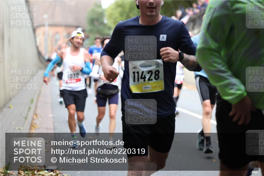 05.10.2025 - 20. swb-Marathon Bremen Michael Strokosch http://msf.ph/oto/9220319 05.10.2025 12:48:03 Laufen 1030, 11428 meine-sportfotos.de