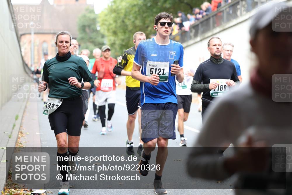 05.10.2025 - 20. swb-Marathon Bremen Michael Strokosch http://msf.ph/oto/9220326 05.10.2025 12:48:06 Laufen 4882, 5121, 671, 189 meine-sportfotos.de
