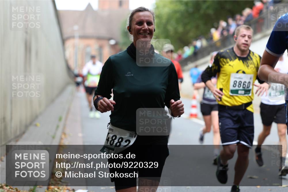 05.10.2025 - 20. swb-Marathon Bremen Michael Strokosch http://msf.ph/oto/9220329 05.10.2025 12:48:07 Laufen 8860, 4882 meine-sportfotos.de