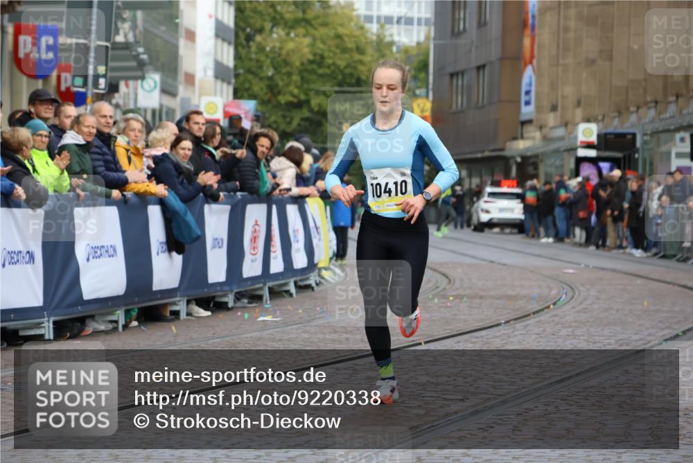 05.10.2025 - 20. swb-Marathon Bremen Strokosch-Dieckow http://msf.ph/oto/9220338 05.10.2025 10:34:51 Ziel 10410 meine-sportfotos.de