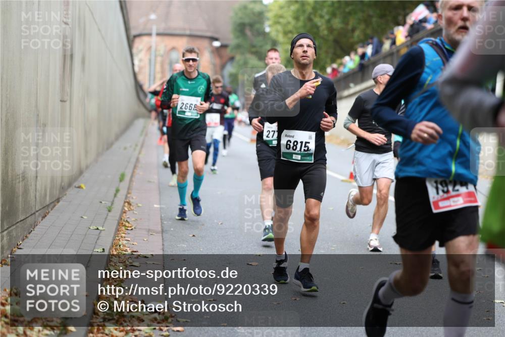 05.10.2025 - 20. swb-Marathon Bremen Michael Strokosch http://msf.ph/oto/9220339 05.10.2025 12:48:14 Laufen 2668, 277, 6815, 1929 meine-sportfotos.de