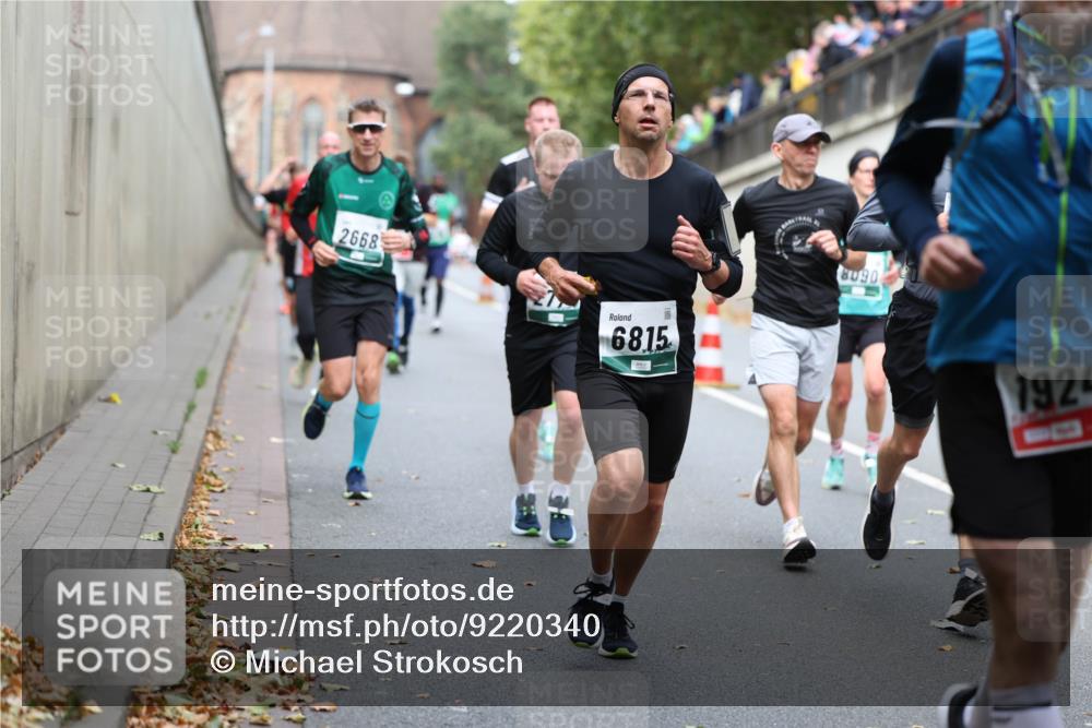 05.10.2025 - 20. swb-Marathon Bremen Michael Strokosch http://msf.ph/oto/9220340 05.10.2025 12:48:14 Laufen 2668, 6815, 8090, 1924 meine-sportfotos.de