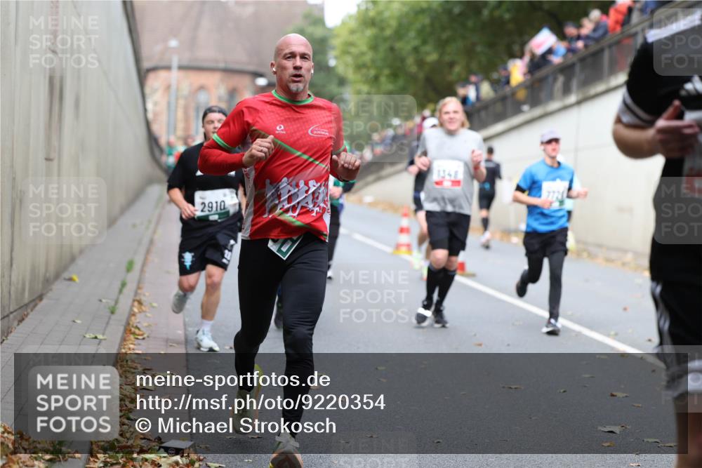 05.10.2025 - 20. swb-Marathon Bremen Michael Strokosch http://msf.ph/oto/9220354 05.10.2025 12:48:17 Laufen 2910, 1348 meine-sportfotos.de