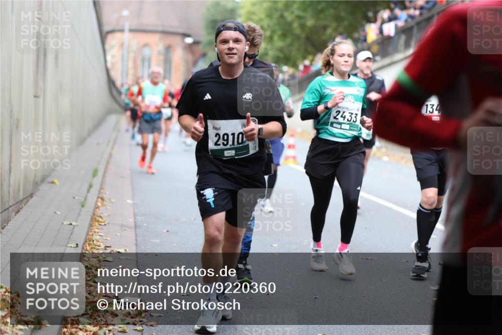 05.10.2025 - 20. swb-Marathon Bremen Michael Strokosch http://msf.ph/oto/9220360 05.10.2025 12:48:19 Laufen 2433, 2910, 134 meine-sportfotos.de