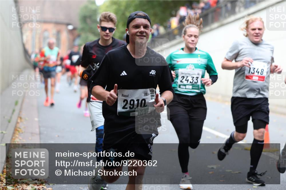 05.10.2025 - 20. swb-Marathon Bremen Michael Strokosch http://msf.ph/oto/9220362 05.10.2025 12:48:19 Laufen 2910, 2433, 1348, 2910 meine-sportfotos.de
