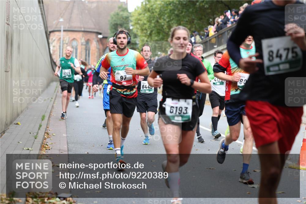 05.10.2025 - 20. swb-Marathon Bremen Michael Strokosch http://msf.ph/oto/9220389 05.10.2025 12:48:27 Laufen 8368, 97, 6440, 6193, 412, 80, 8475 meine-sportfotos.de