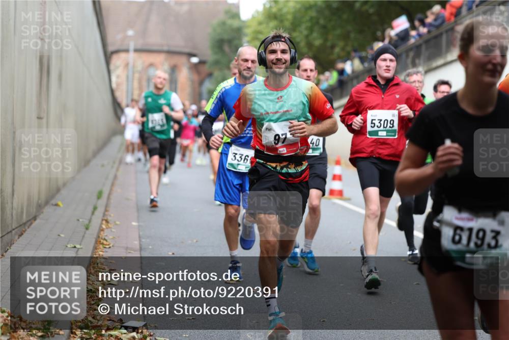 05.10.2025 - 20. swb-Marathon Bremen Michael Strokosch http://msf.ph/oto/9220391 05.10.2025 12:48:27 Laufen 336, 20, 97, 40, 5309, 6193 meine-sportfotos.de