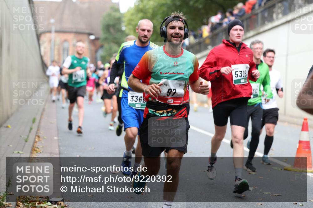 05.10.2025 - 20. swb-Marathon Bremen Michael Strokosch http://msf.ph/oto/9220392 05.10.2025 12:48:28 Laufen 3366, 20, 97, 5309, 30 meine-sportfotos.de