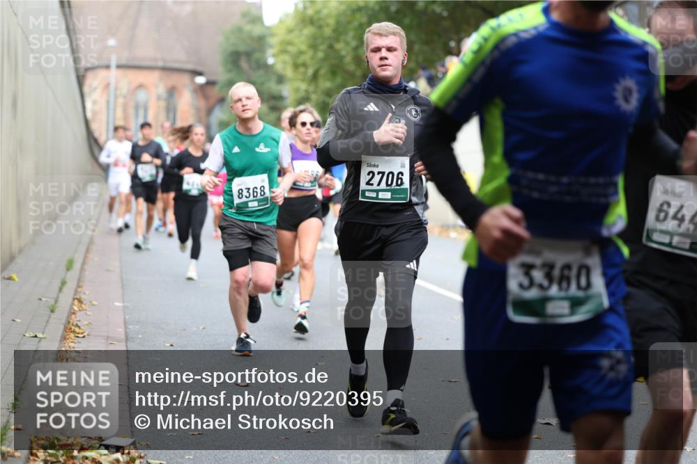 05.10.2025 - 20. swb-Marathon Bremen Michael Strokosch http://msf.ph/oto/9220395 05.10.2025 12:48:29 Laufen 8368, 2706, 09774, 3360, 645 meine-sportfotos.de
