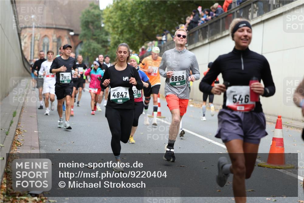 05.10.2025 - 20. swb-Marathon Bremen Michael Strokosch http://msf.ph/oto/9220404 05.10.2025 12:48:32 Laufen 2912, 4847, 381, 6969, 546 meine-sportfotos.de