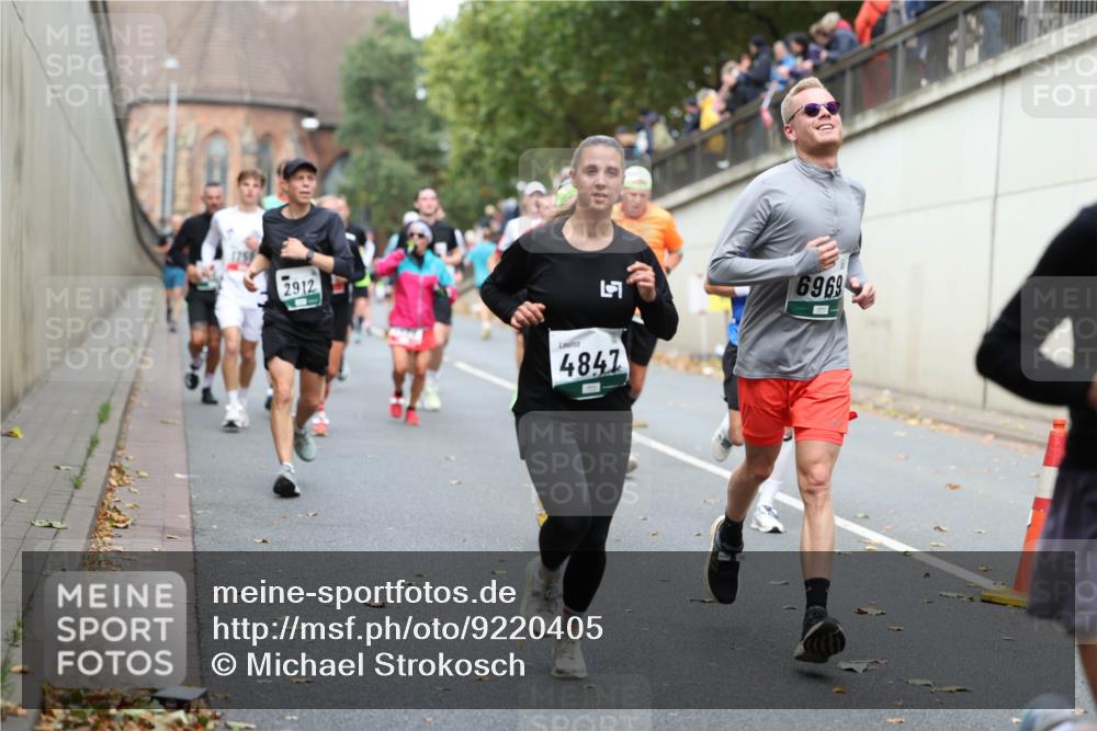 05.10.2025 - 20. swb-Marathon Bremen Michael Strokosch http://msf.ph/oto/9220405 05.10.2025 12:48:32 Laufen 2912, 6969, 4847 meine-sportfotos.de