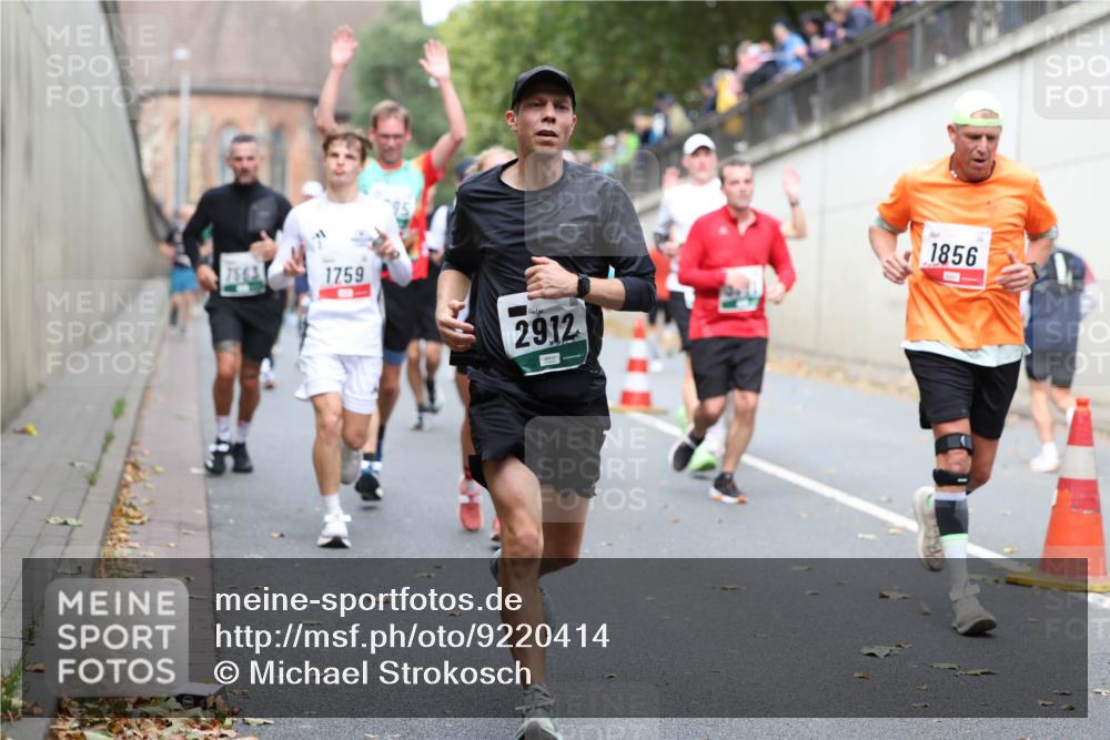 05.10.2025 - 20. swb-Marathon Bremen Michael Strokosch http://msf.ph/oto/9220414 05.10.2025 12:48:34 Laufen 7563, 1759, 2912, 1856 meine-sportfotos.de