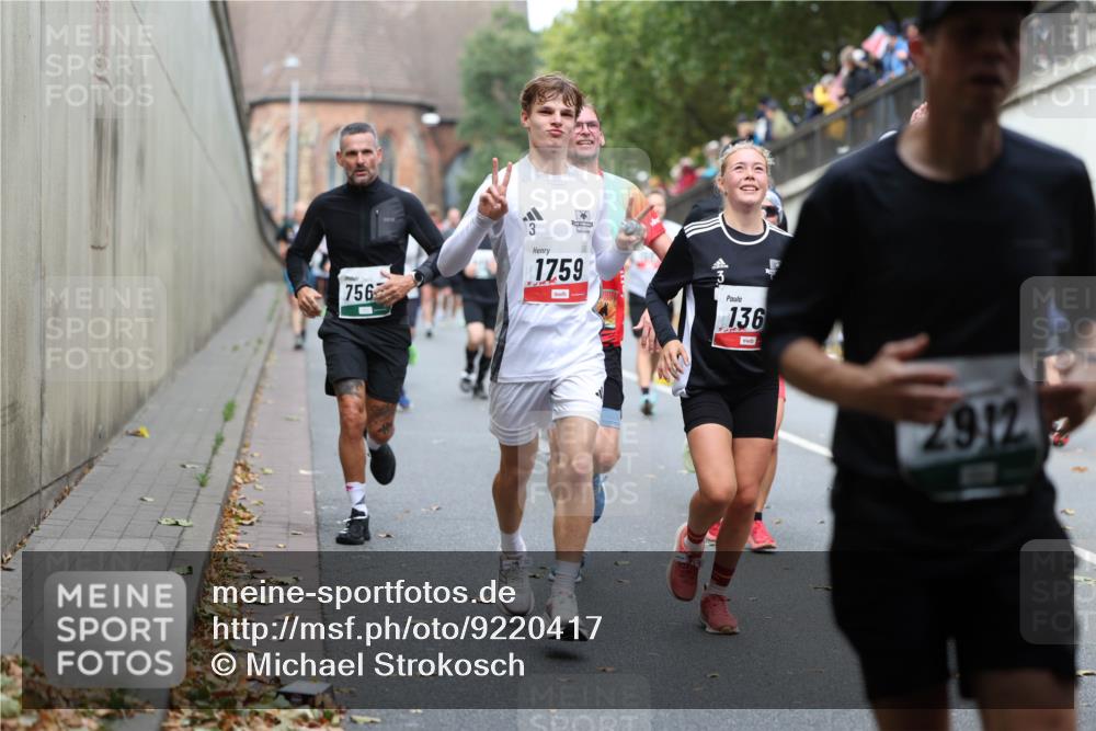 05.10.2025 - 20. swb-Marathon Bremen Michael Strokosch http://msf.ph/oto/9220417 05.10.2025 12:48:35 Laufen 756, 3, 1759, 136, 2912 meine-sportfotos.de