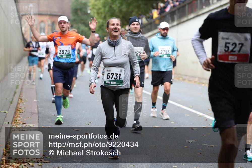 05.10.2025 - 20. swb-Marathon Bremen Michael Strokosch http://msf.ph/oto/9220434 05.10.2025 12:48:39 Laufen 3979, 5731, 527, 2796, 82 meine-sportfotos.de