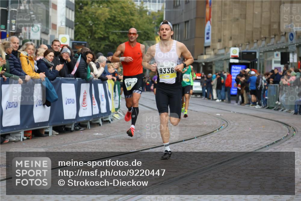 05.10.2025 - 20. swb-Marathon Bremen Strokosch-Dieckow http://msf.ph/oto/9220447 05.10.2025 10:35:23 Ziel 9336, 9340, 11341 meine-sportfotos.de