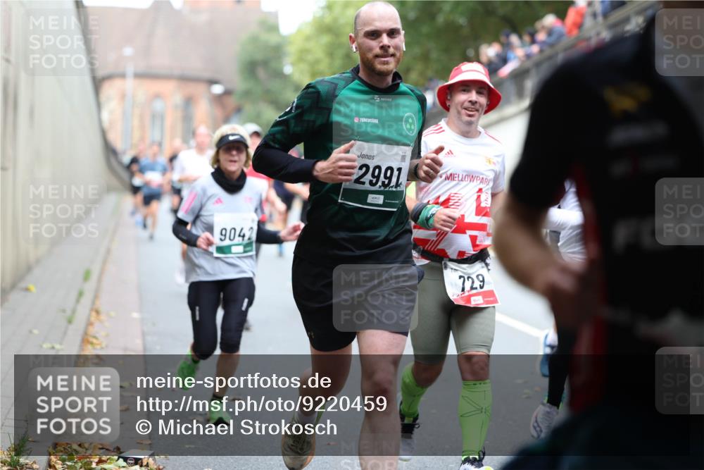 05.10.2025 - 20. swb-Marathon Bremen Michael Strokosch http://msf.ph/oto/9220459 05.10.2025 12:48:46 Laufen 9042, 2991, 729 meine-sportfotos.de