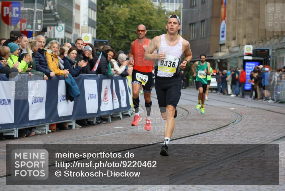 05.10.2025 - 20. swb-Marathon Bremen Strokosch-Dieckow http://msf.ph/oto/9220462 05.10.2025 10:35:23 Ziel 9336, 9340, 11341 meine-sportfotos.de