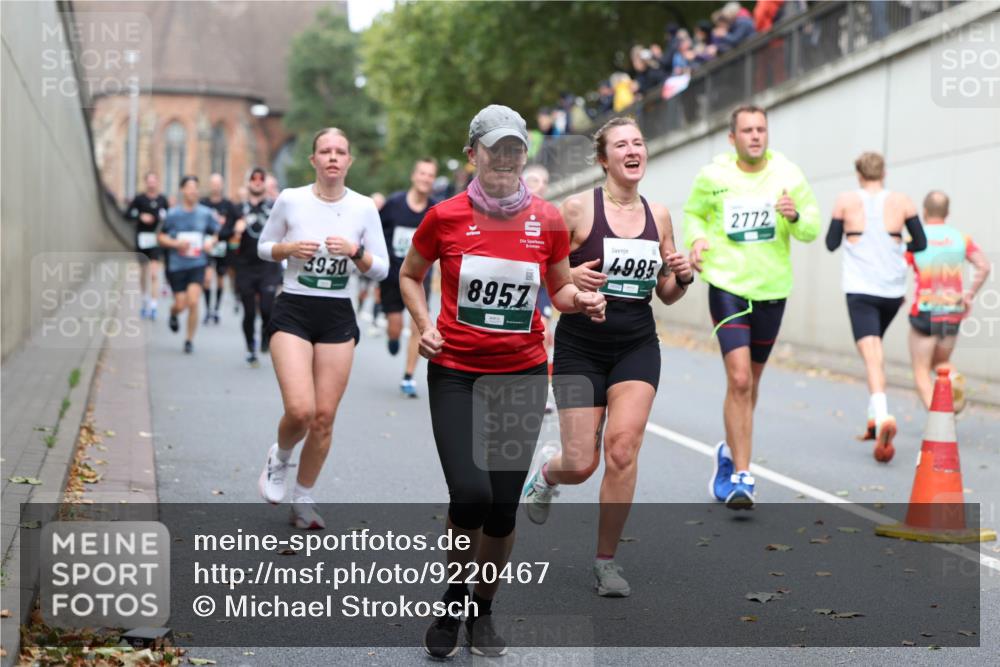 05.10.2025 - 20. swb-Marathon Bremen Michael Strokosch http://msf.ph/oto/9220467 05.10.2025 12:48:48 Laufen 3930, 8957, 4985, 2772 meine-sportfotos.de