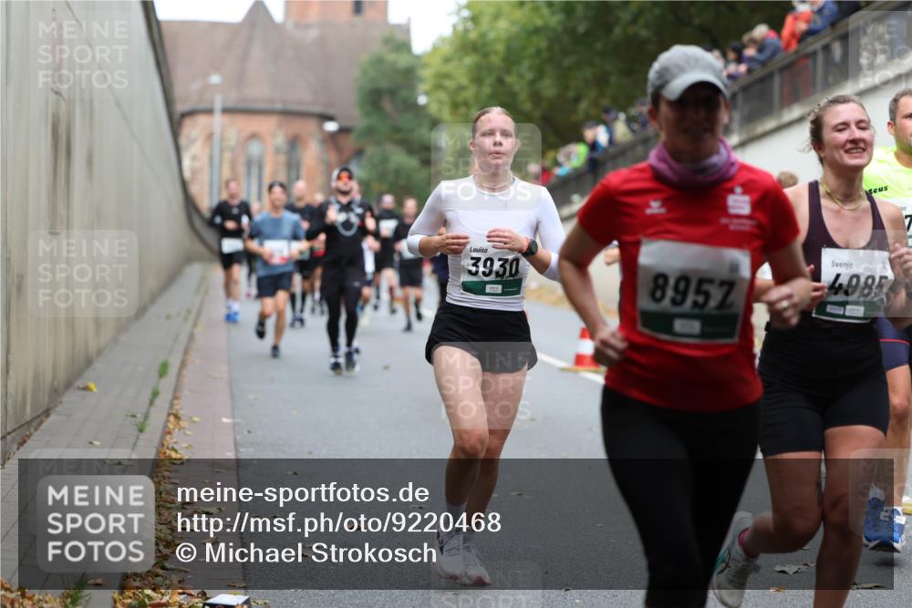 05.10.2025 - 20. swb-Marathon Bremen Michael Strokosch http://msf.ph/oto/9220468 05.10.2025 12:48:49 Laufen 3930, 8957, 4985 meine-sportfotos.de