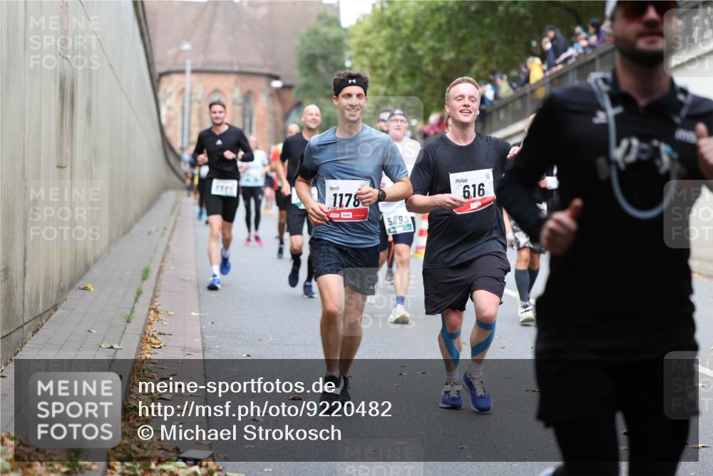 05.10.2025 - 20. swb-Marathon Bremen Michael Strokosch http://msf.ph/oto/9220482 05.10.2025 12:48:53 Laufen 6, 16, 1178, 5893 meine-sportfotos.de
