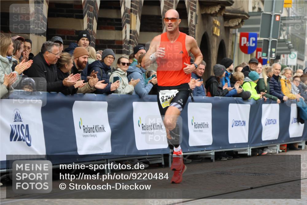 05.10.2025 - 20. swb-Marathon Bremen Strokosch-Dieckow http://msf.ph/oto/9220484 05.10.2025 10:35:26 Ziel 9336, 9340, 11341 meine-sportfotos.de