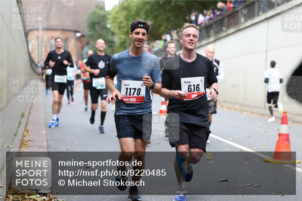 05.10.2025 - 20. swb-Marathon Bremen Michael Strokosch http://msf.ph/oto/9220485 05.10.2025 12:48:54 Laufen 7922, 1178, 01161, 616 meine-sportfotos.de
