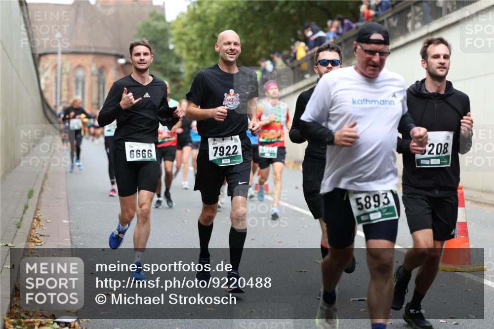 05.10.2025 - 20. swb-Marathon Bremen Michael Strokosch http://msf.ph/oto/9220488 05.10.2025 12:48:56 Laufen 6666, 7922, 5893, 208 meine-sportfotos.de