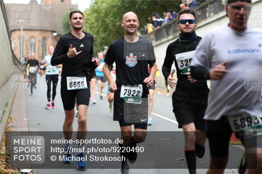 05.10.2025 - 20. swb-Marathon Bremen Michael Strokosch http://msf.ph/oto/9220490 05.10.2025 12:48:56 Laufen 329, 6666, 7922, 5893 meine-sportfotos.de
